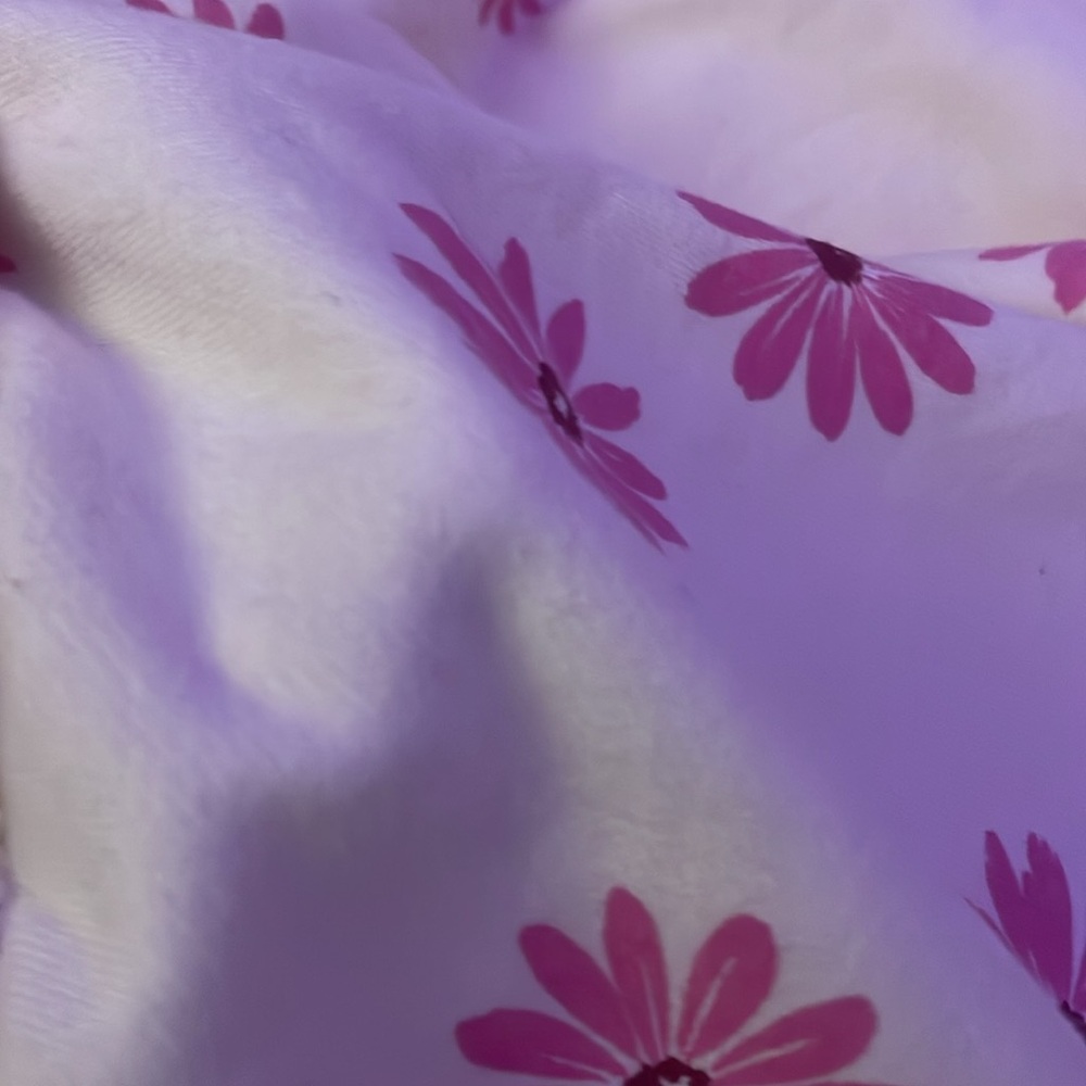 Whitish crème sweater w pink flowers - Picture 2 of 2